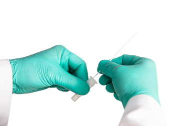 Doktor hızlı antijen testi yapıyor, Covid -19 otomatik repid test seti, beyaz üzerine izole edilmiş.