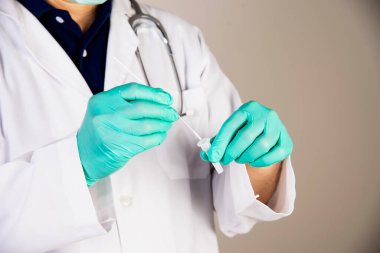 Doktor hızlı antijen testi yapıyor. Covid - 19 otomatik repid test seti.
