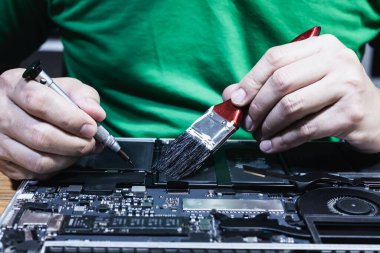 Dizüstü bilgisayarı tamir eden adam - teknoloji bilgisayar tamir kavramı