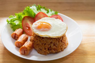 Kızarmış pirinç sosisi ketçap ev yapımı pişirme konsepti