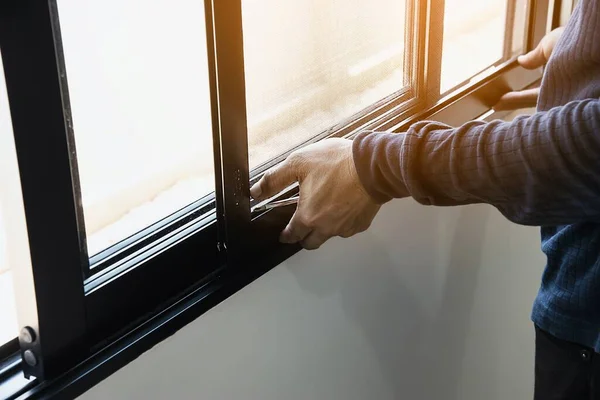 Homem Fazendo Moldura Alumínio Com Porta Tela Arame Trabalho Instalação — Fotografia de Stock