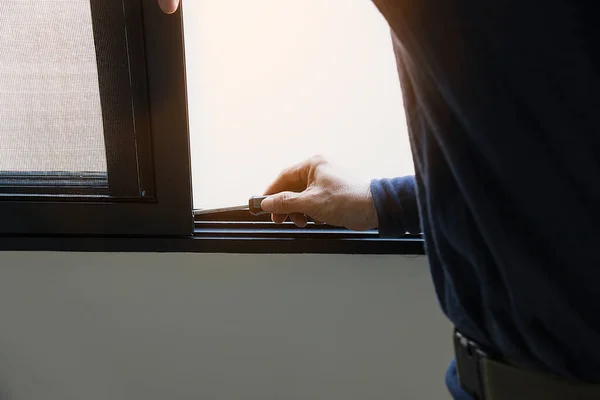 Człowiek Robi Aluminiową Ramę Drutu Ekranu Drzwi Prace Montażowe Okna — Zdjęcie stockowe