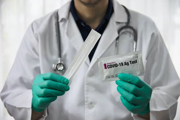 Médico Mostra Teste Rápido Antígeno Covid Conjunto Teste Auto Repid — Fotografia de Stock