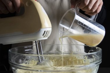 Pasta yapan kadın spatula kullanarak krema yapıyor - ev yapımı fırın pişirme konsepti