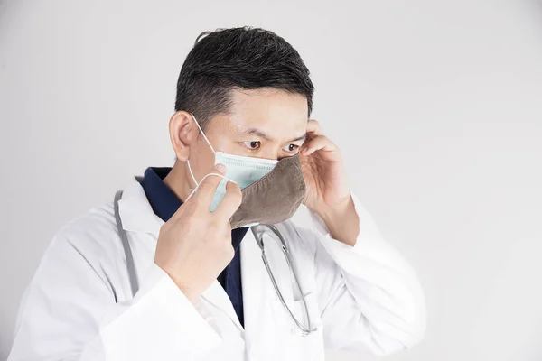Ασιάτης Γιατρός Φοράει Μάσκες Διπλής Στρώσης Για Την Προστασία Του — Φωτογραφία Αρχείου