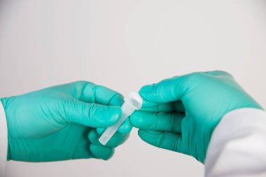 Doktor hızlı antijen testi gösteriyor Covid - 19 otomatik repid test seti