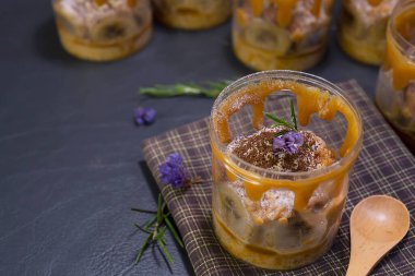 Banoffee turta fincanı - ev yapımı fırın arka planı konsepti