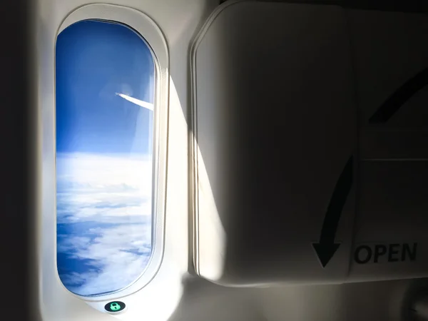 Mirando por la ventana de una ventana de salida de emergencia de un avión — Foto de Stock
