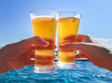 Eller tungur gözlük, bira havuzun yanında