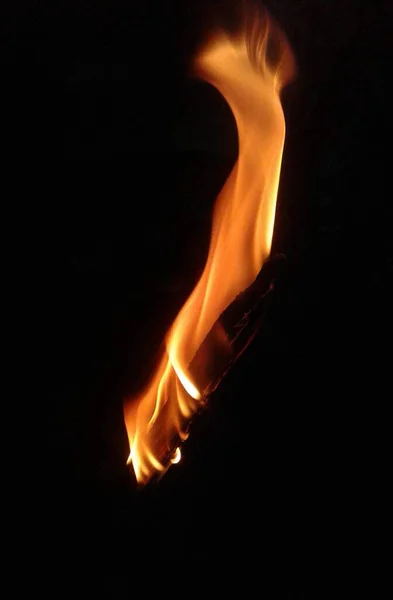 Pedaço Madeira Fogo Lugar Escuro — Fotografia de Stock