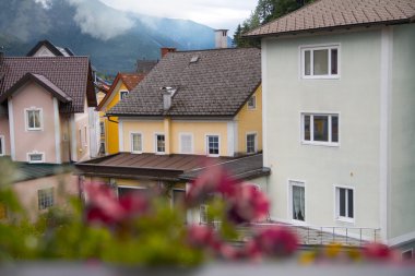 Avusturyalı evleri ve sokakları dağlarda