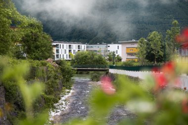 Avusturyalı evleri ve sokakları ile dağ nehir dağlarda