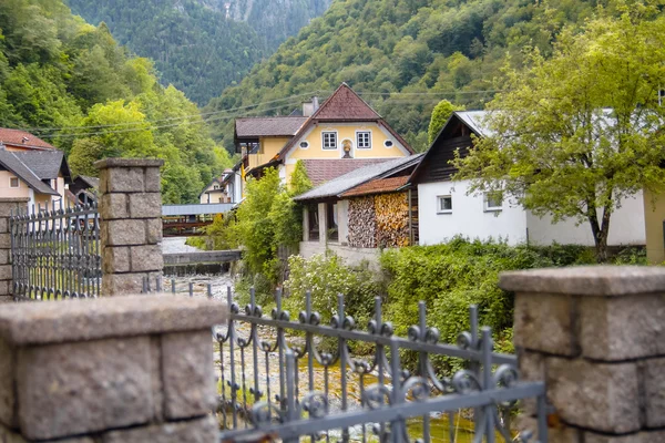 Avusturyalı evleri ve sokakları dağlarda