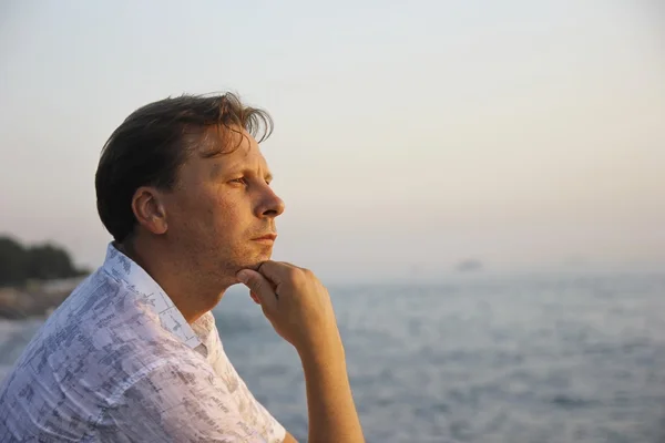 Guapo hombre considerado en el mar —  Fotos de Stock