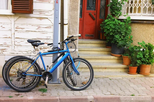 Bicicleta de pie cerca de la entrada a la casa — Foto de Stock