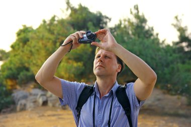 Beyaz adam gökyüzünde kuşlar fotoğraf çekici