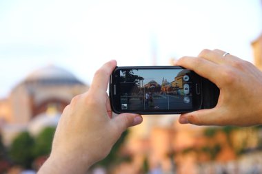 Istanbul'da onun telefon ile fotoğraf çekme