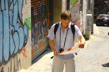 Beyaz adam haritaya bakıyordum