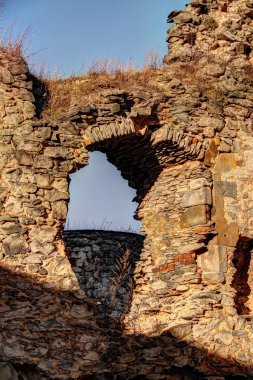 Kırık kale güçlü duvarlar