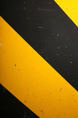 Siyah ve sarı çizgili