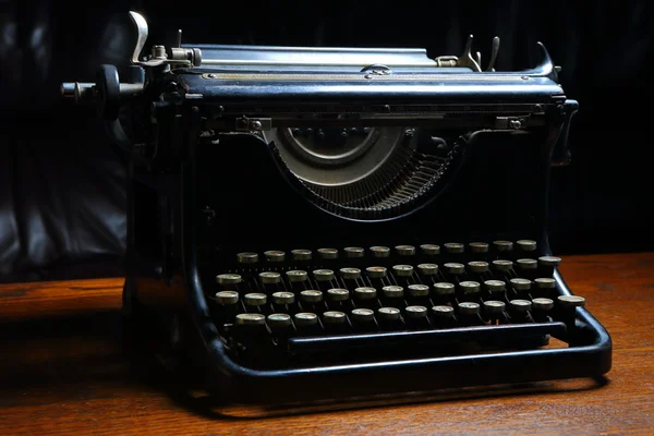 Tmavě Starý psací stroj — Stock fotografie
