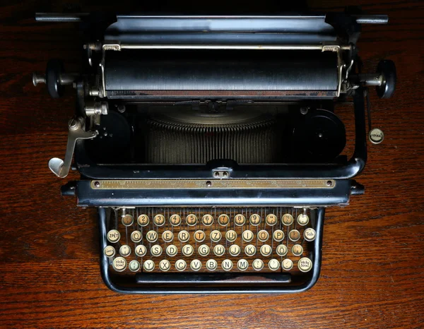 Вершина исторической пишущей машинки — стоковое фото