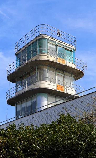 Ungenutzter Flughafen-Tower — Stockfoto