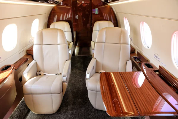 Cabina jet mediana con mesa abierta — Foto de Stock