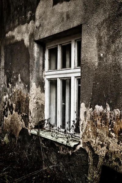 Old window and dirty facade — Stock Photo, Image