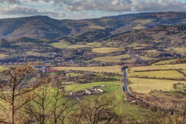 Tepeler altında peyzaj