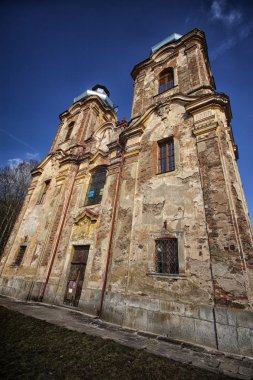 Kırık cephe ile eski Katedrali