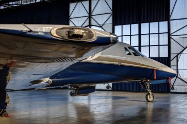 Hangar kapısının yanındaki küçük jet uçağı