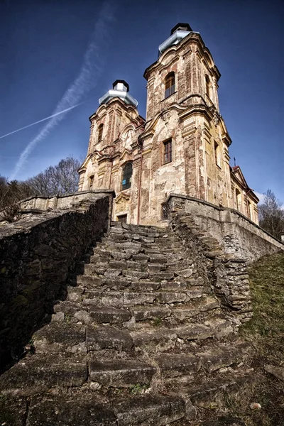 Kilise tarafından eski taşlı merdiven — Stok fotoğraf