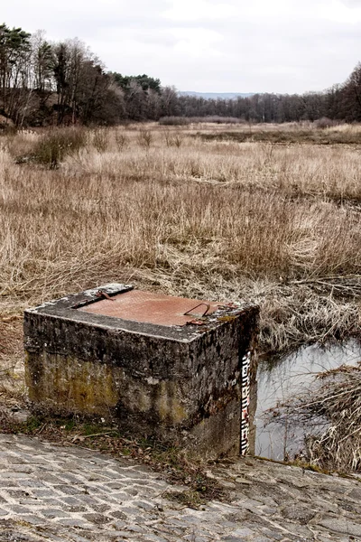 Sluice of the empty pond — Stock Photo, Image