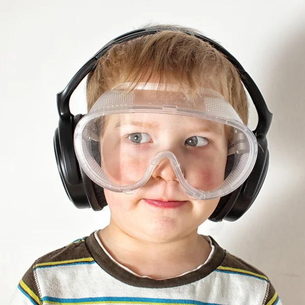 Petit garçon avec lunettes de protection et protection auditive — Photo