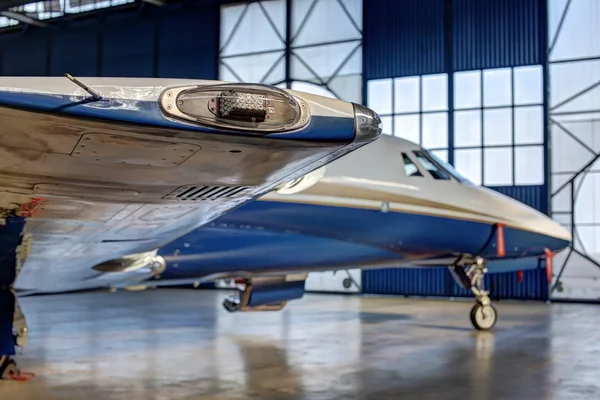 Wingtip met glas overdekt licht — Stockfoto