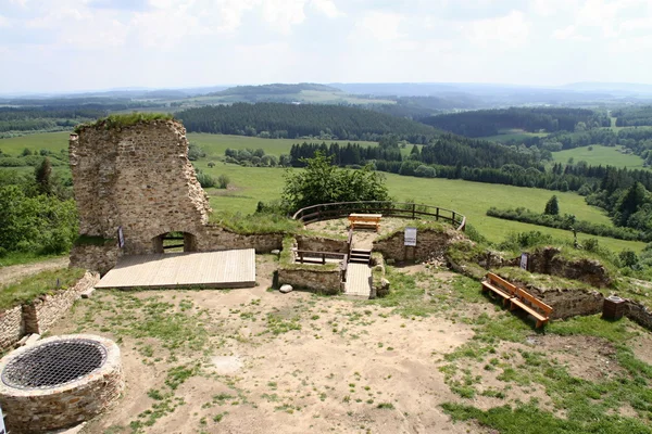 Gerenoveerde middeleeuwse kasteelruïne — Stockfoto