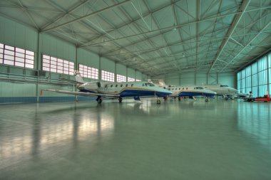 Hangar üç uçak ile