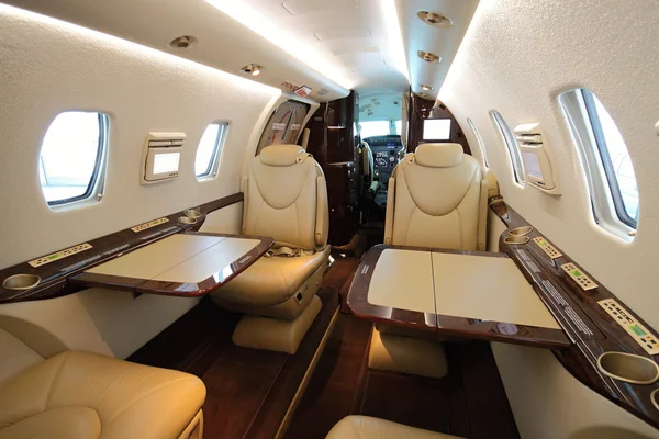 Cabina jet privada con mesas abiertas — Foto de Stock