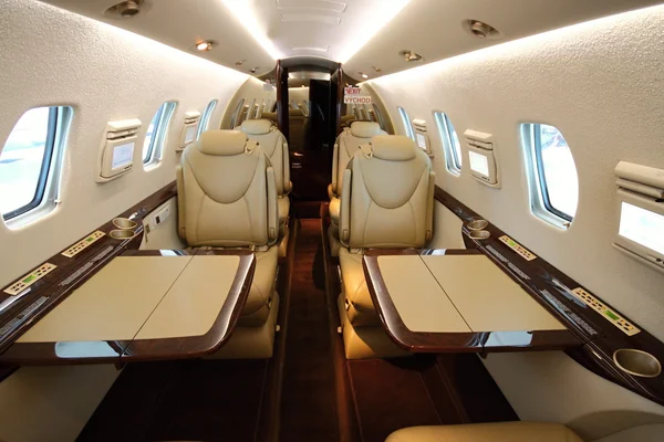 Cabine de avião em pé com mesas abertas — Fotografia de Stock