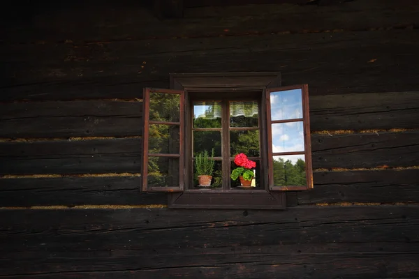 Okna na drewniane ściany — Zdjęcie stockowe