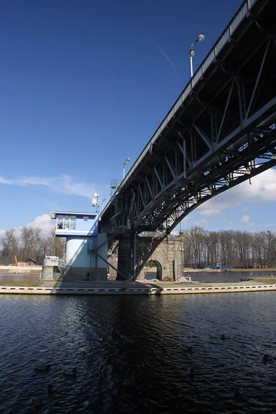 Unter der Brücke — Stockfoto