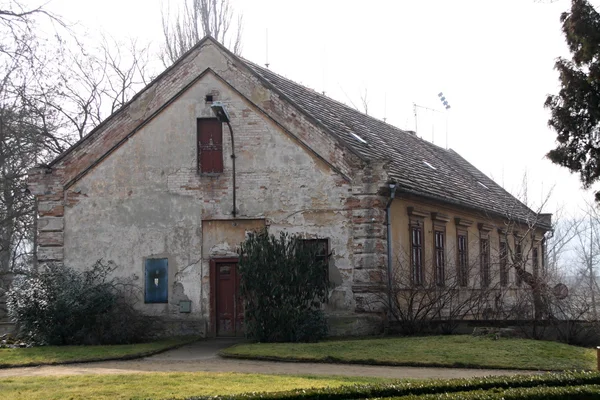 Gammalt hus i parken — Stockfoto