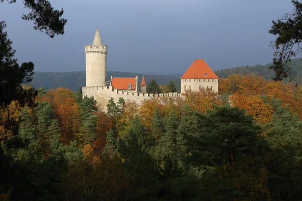Burg mit rundem Turm — Stockfoto