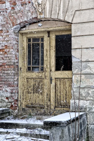 Старая сломанная дверь — стоковое фото