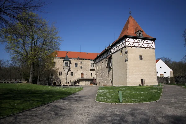 Kasteel op de lente — Stockfoto