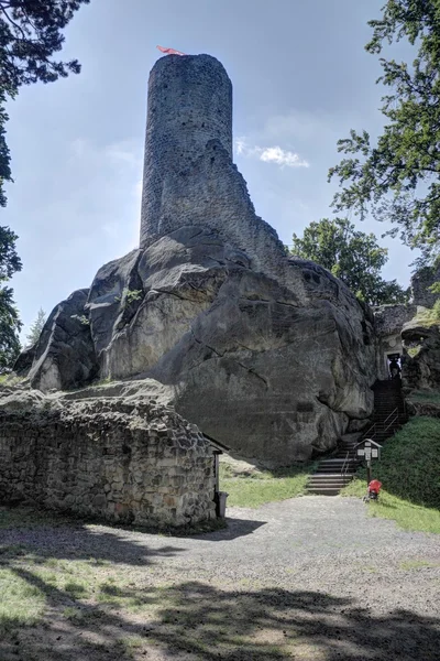 Башня замка на скале — стоковое фото