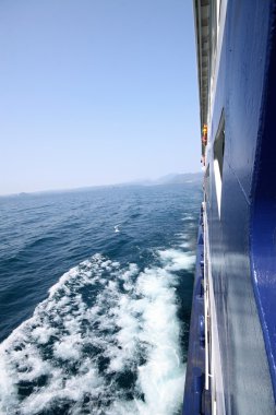 Dalgalar gemiyi yan tarafından