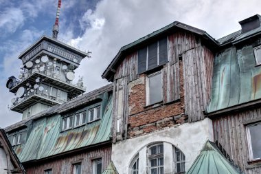 Kırık kulübe cephe