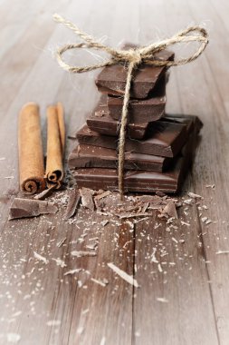 Çikolata ahşap tahta üzerinde hisse senedi